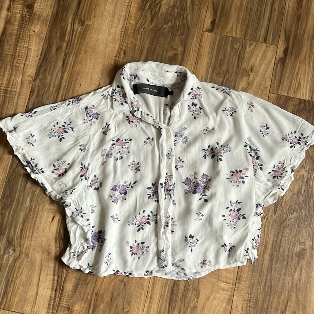 Code Mode S crop floral button down with flutter sleeve